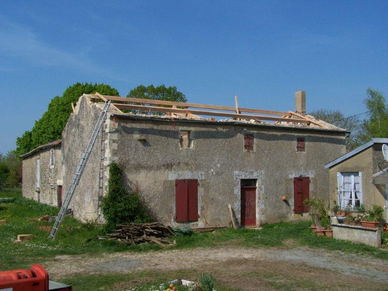 Charpente restaurée après une tempête à Cherves (79)